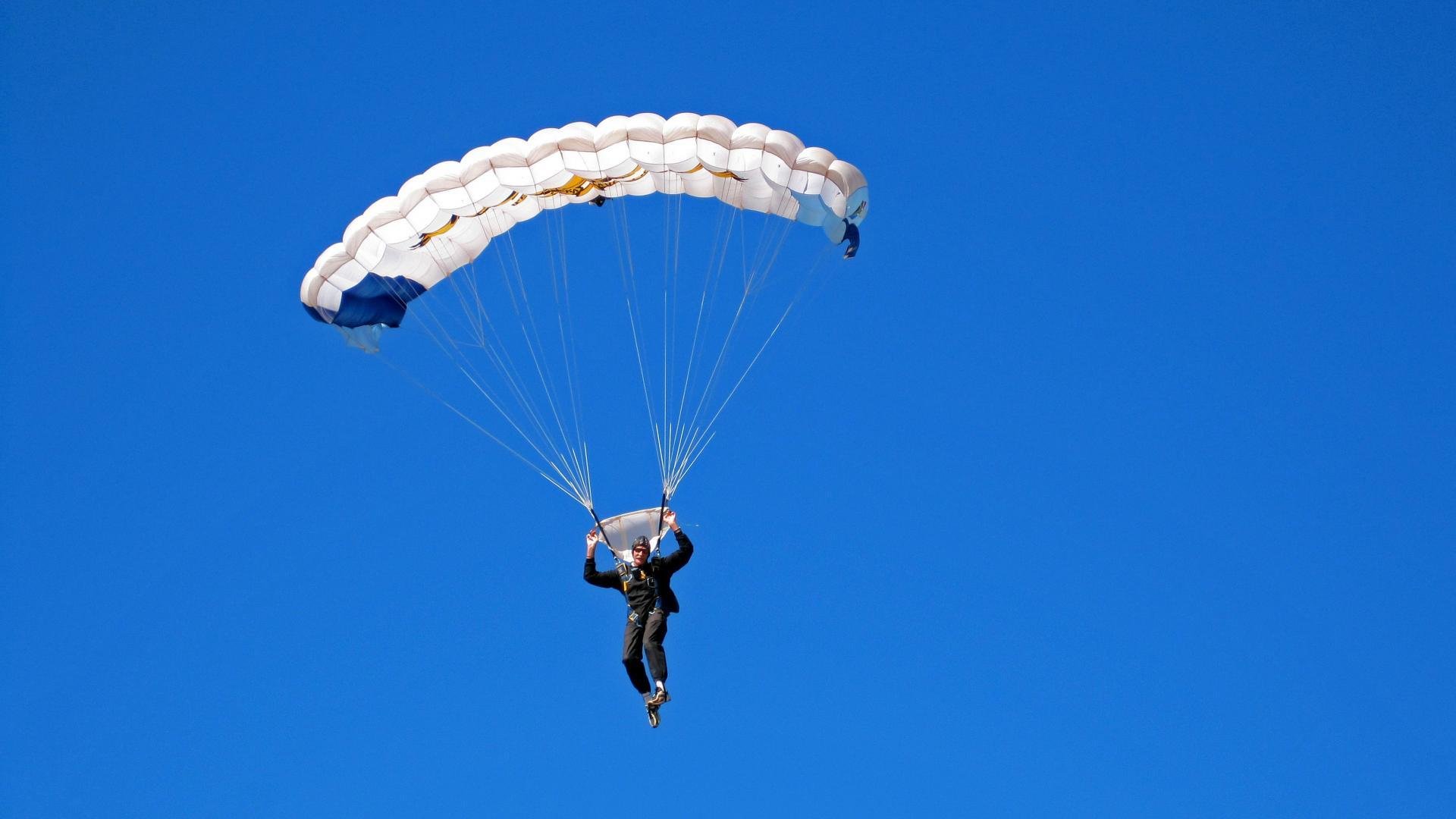 “高新体育中心：举重选手奋力拼搏，超越极限迎接荣耀”